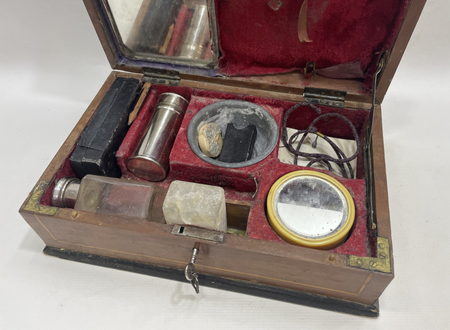 OSMANLI DÖNEMİ ORJİNAL ÇANTASINDA KİLİTLİ TRAŞ TAKIMI