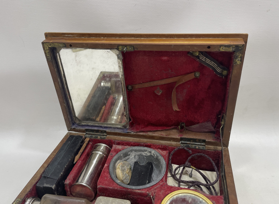 OSMANLI DÖNEMİ ORJİNAL ÇANTASINDA KİLİTLİ TRAŞ TAKIMI