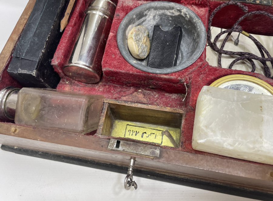 OSMANLI DÖNEMİ ORJİNAL ÇANTASINDA KİLİTLİ TRAŞ TAKIMI