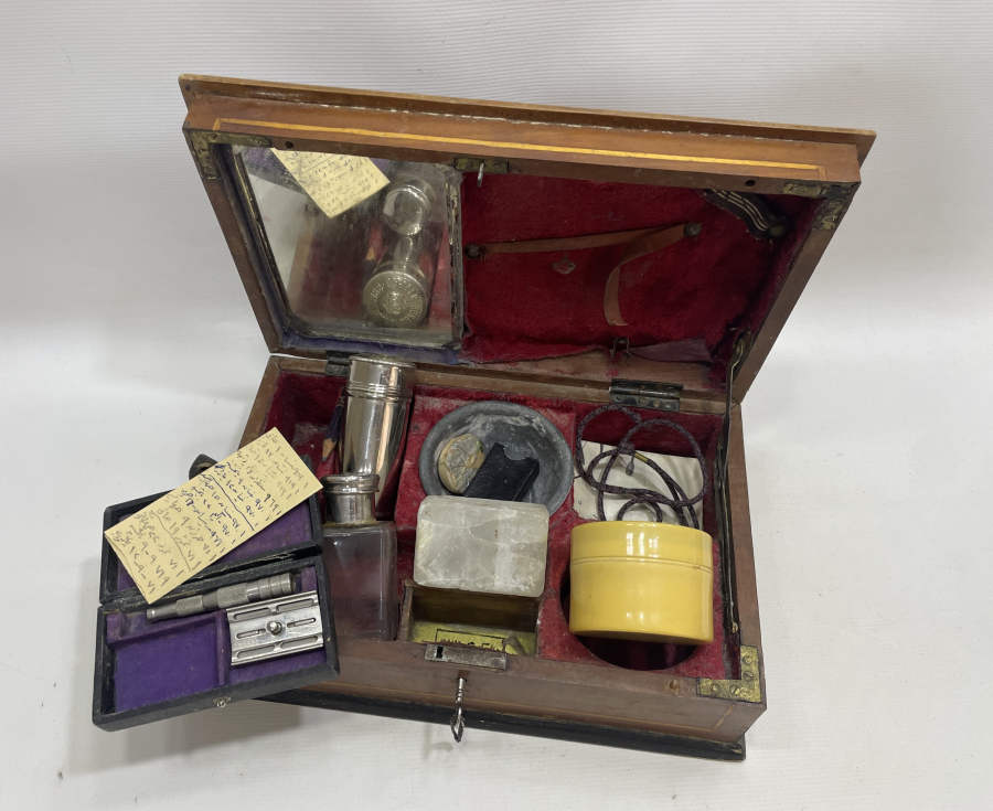 OSMANLI DÖNEMİ ORJİNAL ÇANTASINDA KİLİTLİ TRAŞ TAKIMI