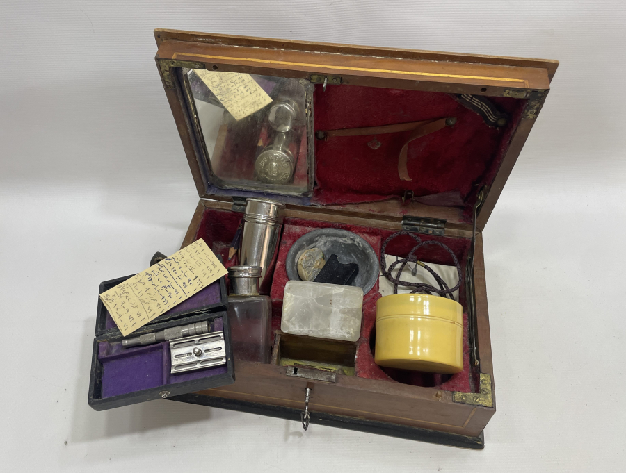 OSMANLI DÖNEMİ ORJİNAL ÇANTASINDA KİLİTLİ TRAŞ TAKIMI