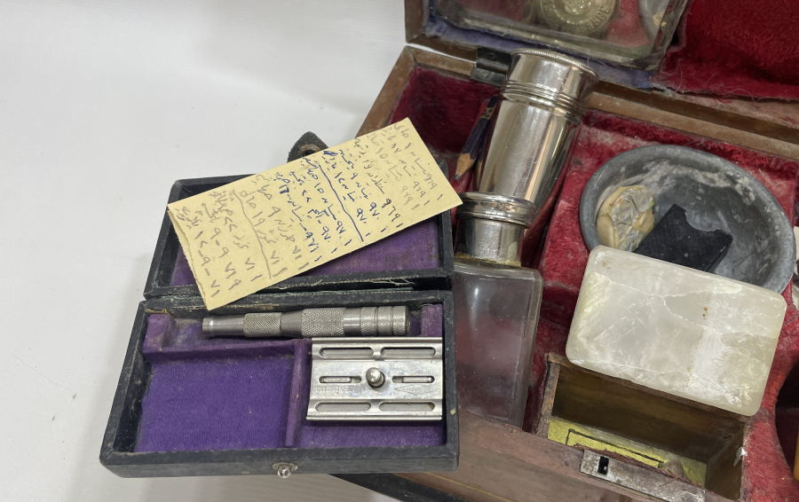 OSMANLI DÖNEMİ ORJİNAL ÇANTASINDA KİLİTLİ TRAŞ TAKIMI