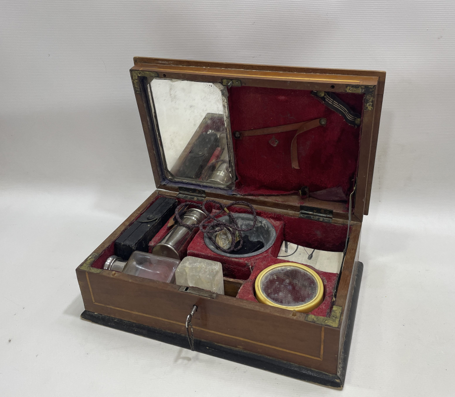 OSMANLI DÖNEMİ ORJİNAL ÇANTASINDA KİLİTLİ TRAŞ TAKIMI