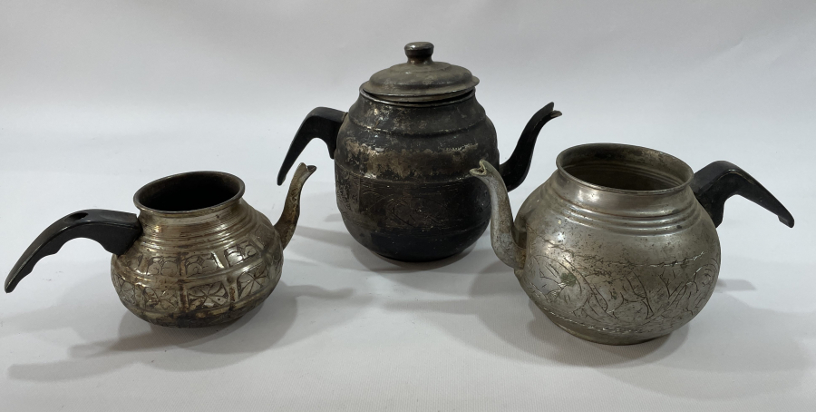 ÜZERİ KALEM İŞÇİLİKLİ ANTİKA 3 ADET ÇAYDANLIK