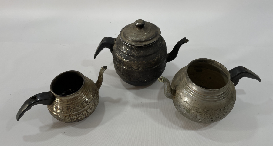 ÜZERİ KALEM İŞÇİLİKLİ ANTİKA 3 ADET ÇAYDANLIK