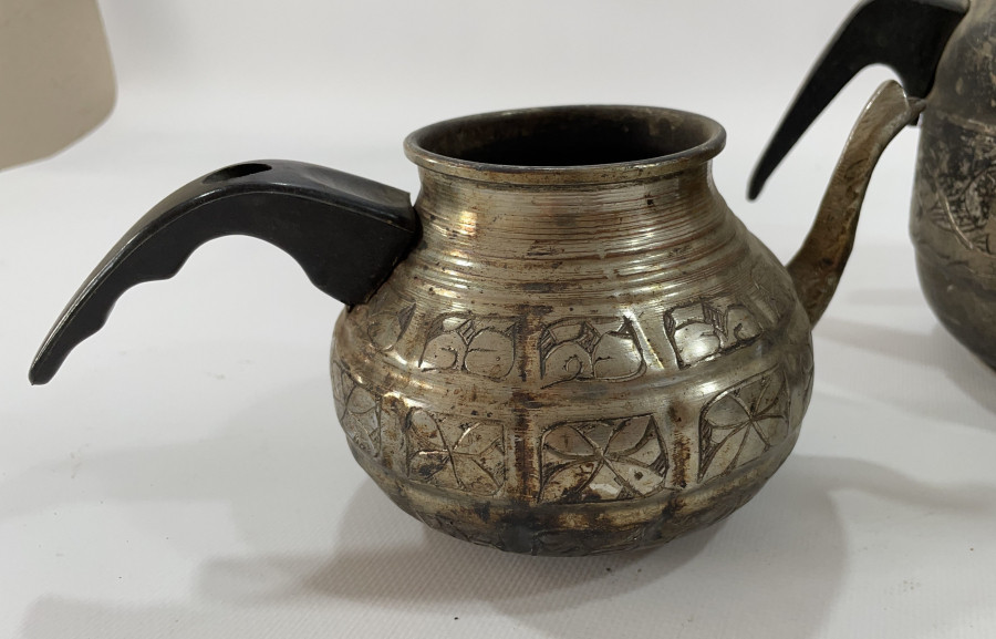 ÜZERİ KALEM İŞÇİLİKLİ ANTİKA 3 ADET ÇAYDANLIK