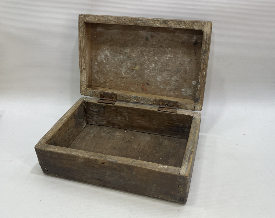 ÜZERİ OSMANLICA YAZILI AHŞAP SEYYAR BOYACI KUTUSU