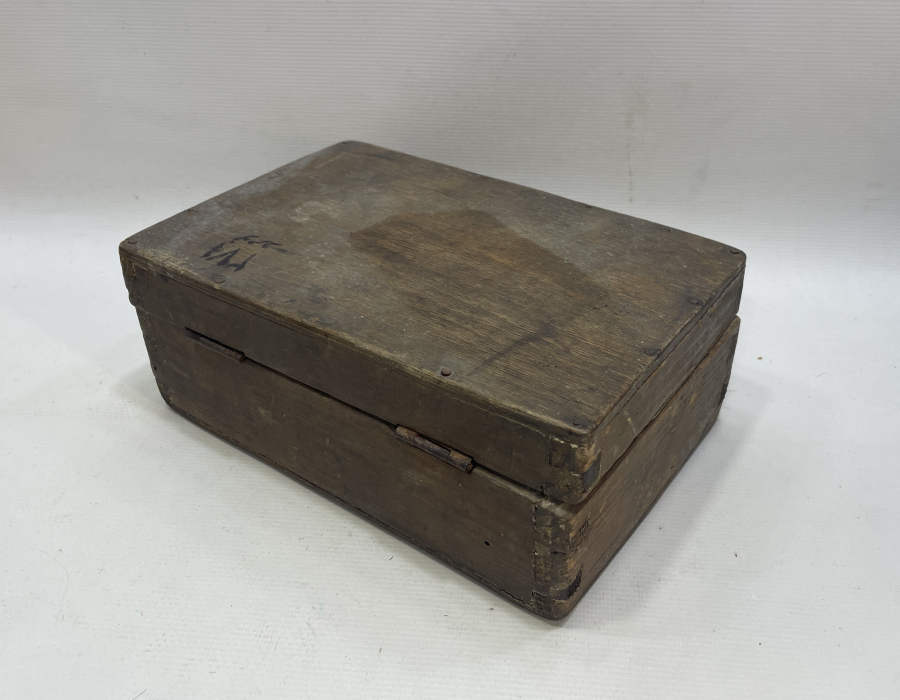 ÜZERİ OSMANLICA YAZILI AHŞAP SEYYAR BOYACI KUTUSU