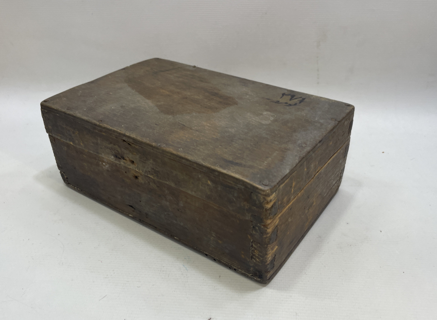 ÜZERİ OSMANLICA YAZILI AHŞAP SEYYAR BOYACI KUTUSU