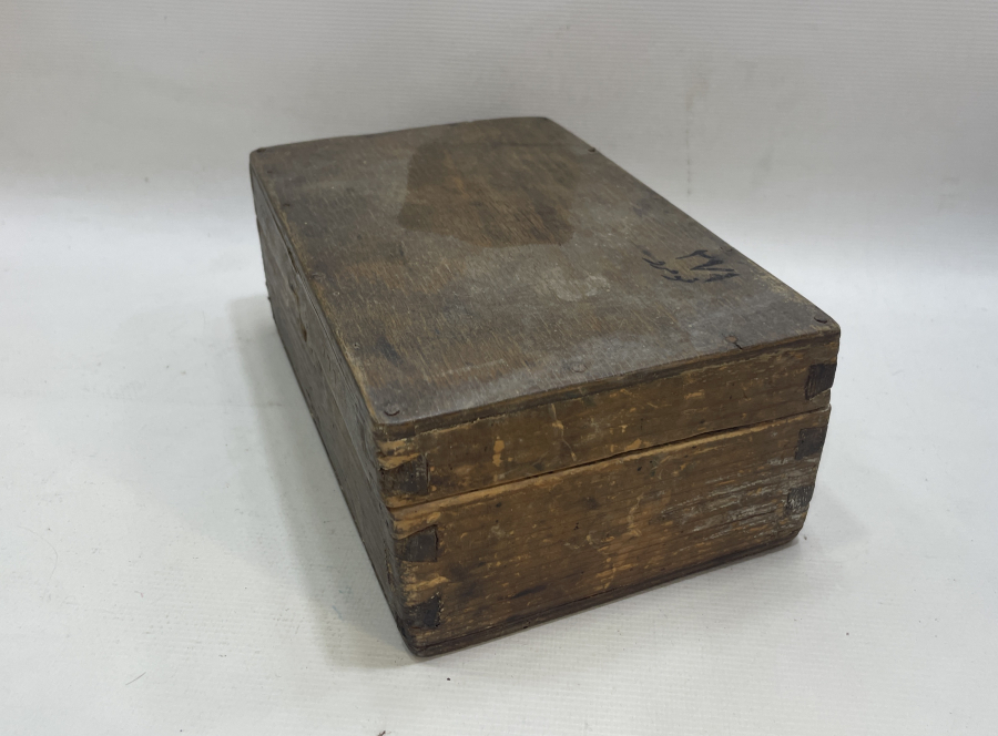 ÜZERİ OSMANLICA YAZILI AHŞAP SEYYAR BOYACI KUTUSU