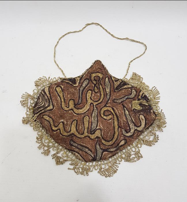 ÜZERİ OSMANLICA YAZILI FARKLI FORMDA SUZENİ EL ÇANTASI