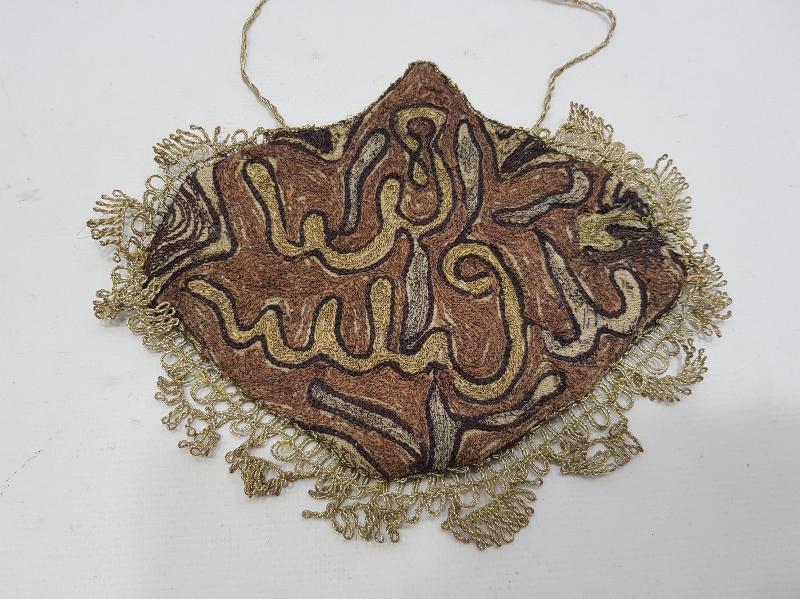 ÜZERİ OSMANLICA YAZILI FARKLI FORMDA SUZENİ EL ÇANTASI