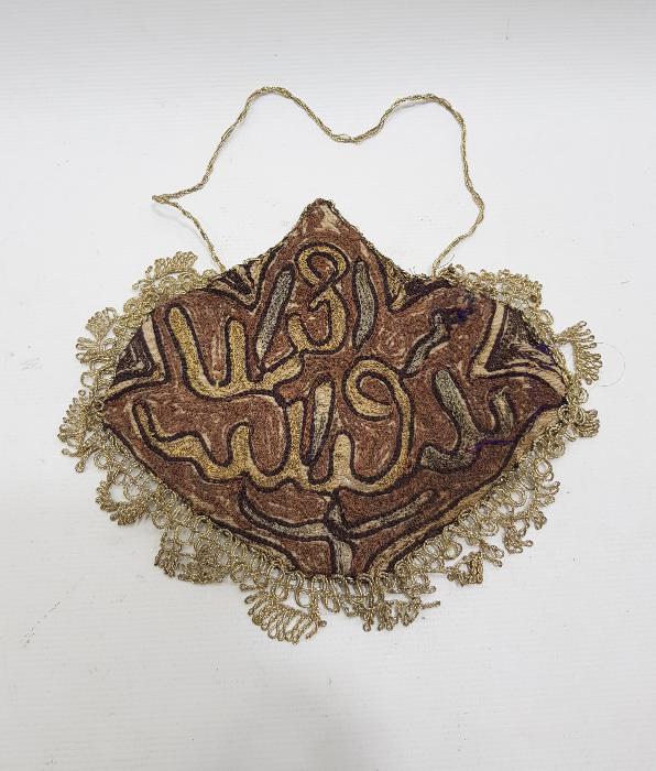 ÜZERİ OSMANLICA YAZILI FARKLI FORMDA SUZENİ EL ÇANTASI