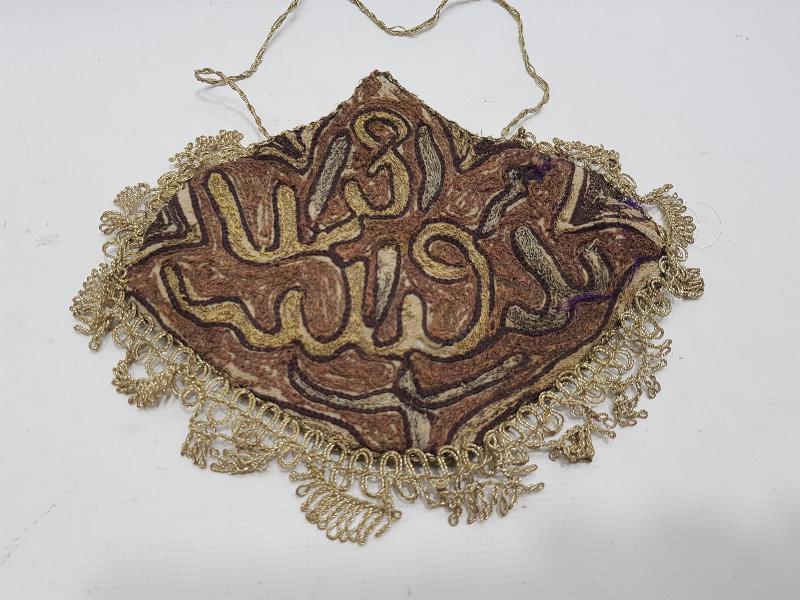 ÜZERİ OSMANLICA YAZILI FARKLI FORMDA SUZENİ EL ÇANTASI