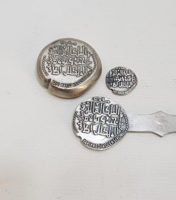 YAPI KREDİ KOLEKSİYONU SETİ; İKİ ADET PARA VE ZARF AÇACAĞI