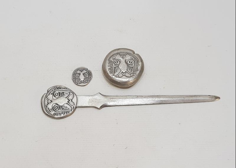 YAPI KREDİ KOLEKSİYONU SETİ; İKİ ADET PARA VE ZARF AÇACAĞI