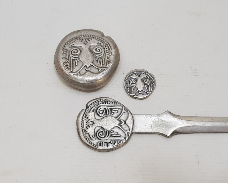 YAPI KREDİ KOLEKSİYONU SETİ; İKİ ADET PARA VE ZARF AÇACAĞI