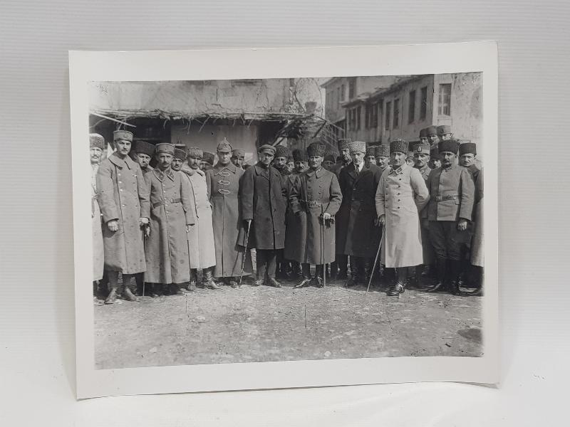 1922 MUSTAFA KEMAL ATATÜRK, RUS VE AZERİ ELÇİLERLE BÜYÜK BOY FOTOĞRAF