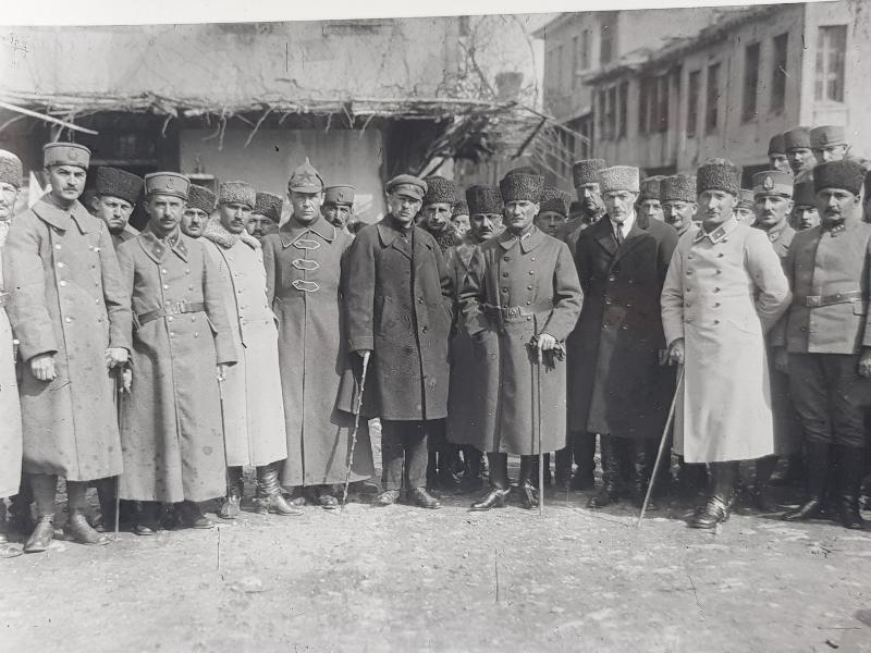 1922 MUSTAFA KEMAL ATATÜRK, RUS VE AZERİ ELÇİLERLE BÜYÜK BOY FOTOĞRAF