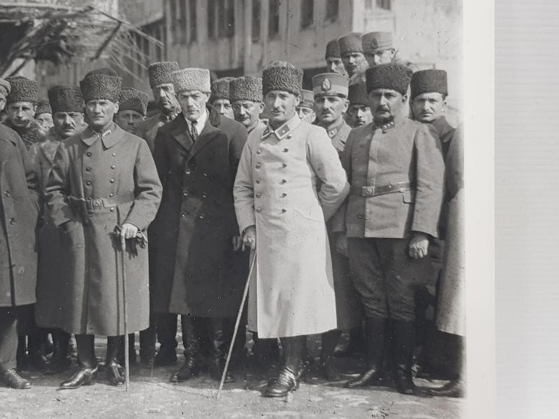 1922 MUSTAFA KEMAL ATATÜRK, RUS VE AZERİ ELÇİLERLE BÜYÜK BOY FOTOĞRAF