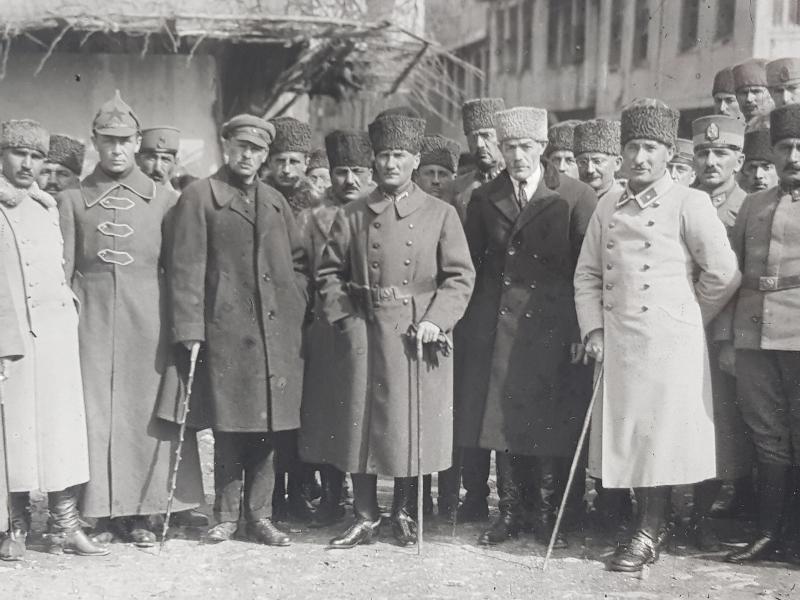 1922 MUSTAFA KEMAL ATATÜRK, RUS VE AZERİ ELÇİLERLE BÜYÜK BOY FOTOĞRAF
