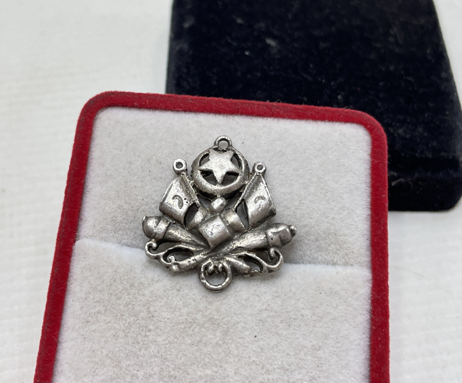 AY YILDIZLI VE MEŞRUTİYET SANCAKLI NADİR OSMANLI GÜMÜŞ KOLYE UCU