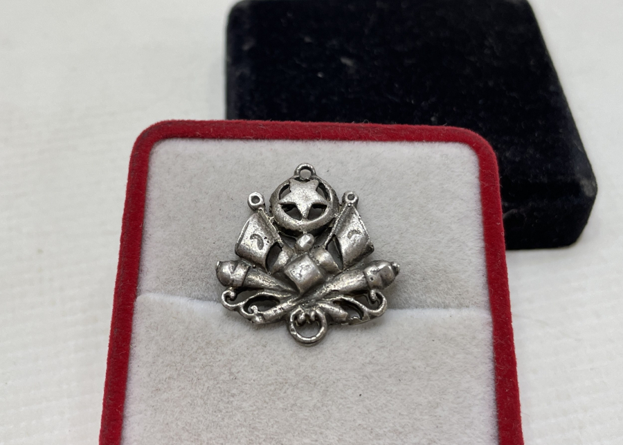 AY YILDIZLI VE MEŞRUTİYET SANCAKLI NADİR OSMANLI GÜMÜŞ KOLYE UCU