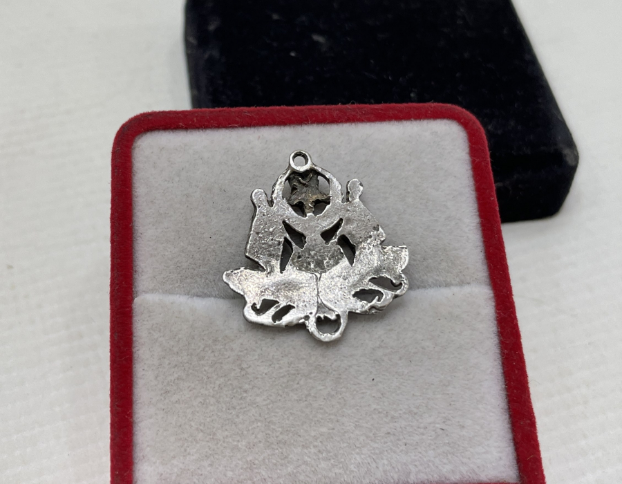 AY YILDIZLI VE MEŞRUTİYET SANCAKLI NADİR OSMANLI GÜMÜŞ KOLYE UCU