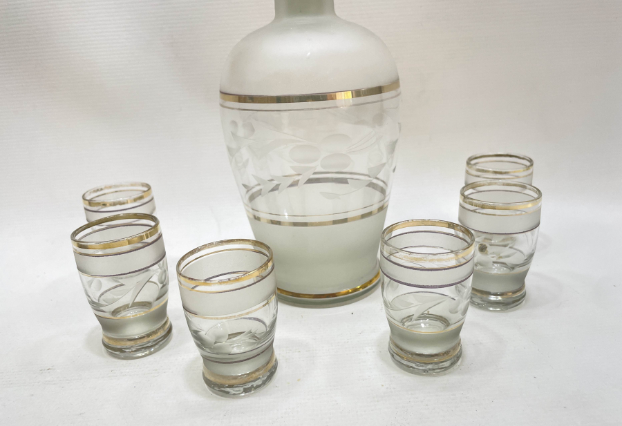 KRİSTAL KESME İŞÇİLİKLİ VE ALTIN VARAKLI LİKÖR TAKIMI