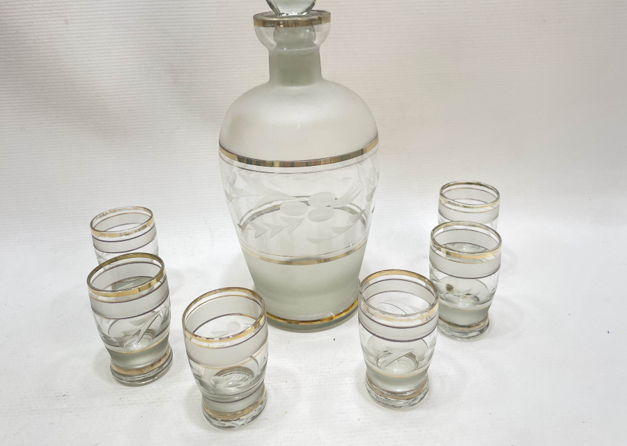 KRİSTAL KESME İŞÇİLİKLİ VE ALTIN VARAKLI LİKÖR TAKIMI