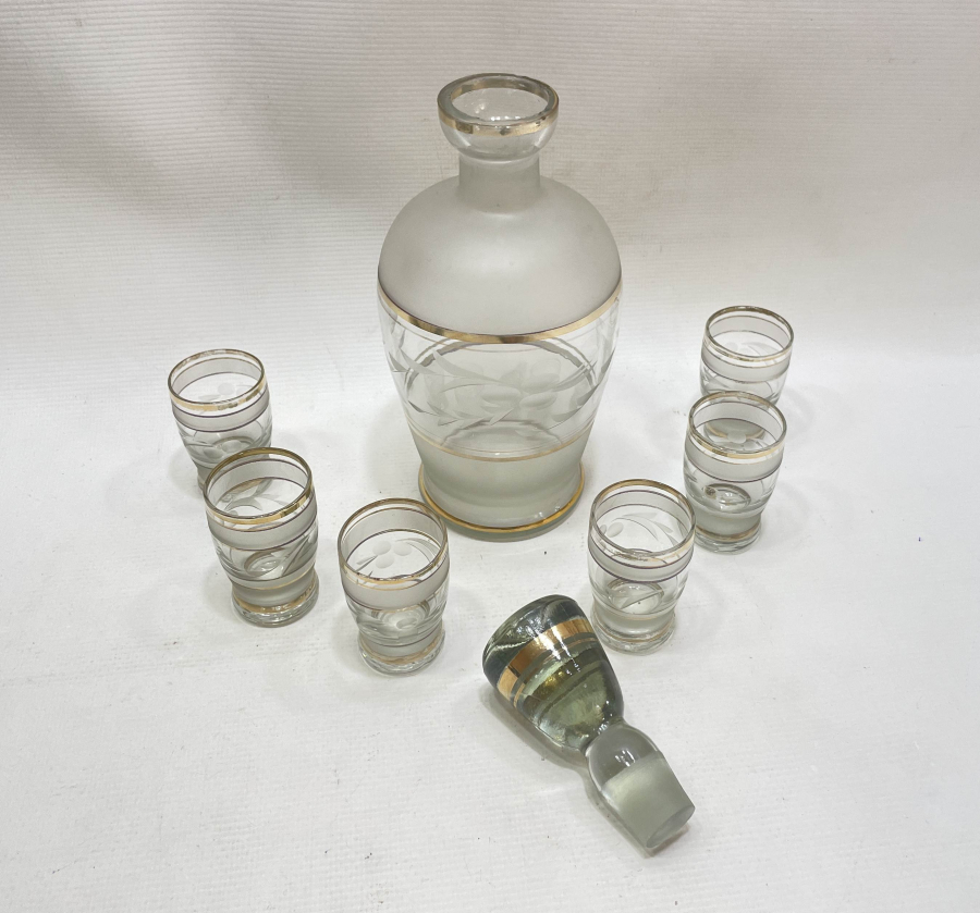 KRİSTAL KESME İŞÇİLİKLİ VE ALTIN VARAKLI LİKÖR TAKIMI