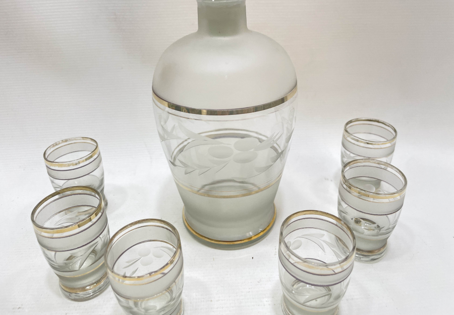 KRİSTAL KESME İŞÇİLİKLİ VE ALTIN VARAKLI LİKÖR TAKIMI