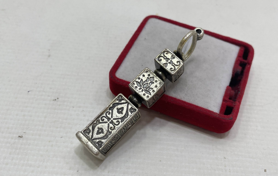 ÜZERİ DUALI NADİR FORMDA TÜRKMEN İŞİ KOLYE