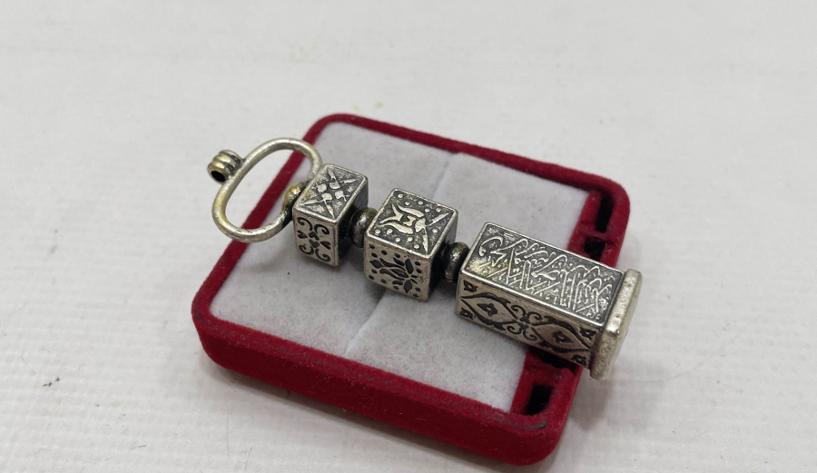 ÜZERİ DUALI NADİR FORMDA TÜRKMEN İŞİ KOLYE