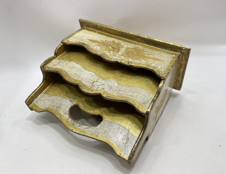 AHŞAP ÜZERİ ALTIN VARAKLI NADİR FORMDA LEVANTEN İŞİ GAZETELİK - MEKTUPLUK