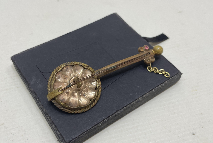 CÜMBÜŞ FORMUNDA YAPILMIŞ ANTİKA BROŞ