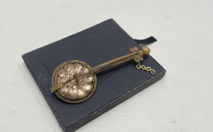 CÜMBÜŞ FORMUNDA YAPILMIŞ ANTİKA BROŞ