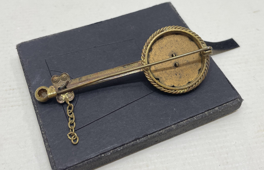 CÜMBÜŞ FORMUNDA YAPILMIŞ ANTİKA BROŞ