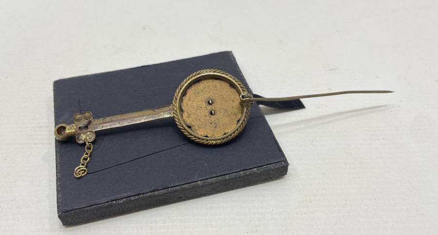 CÜMBÜŞ FORMUNDA YAPILMIŞ ANTİKA BROŞ