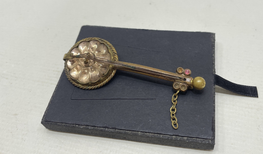 CÜMBÜŞ FORMUNDA YAPILMIŞ ANTİKA BROŞ