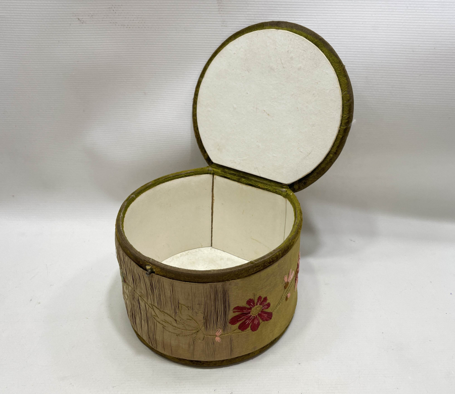 OSMANLI DÖNEMİ BÜYÜK BOY İPEK İŞLEMELİ MÜCEVHER KUTUSU