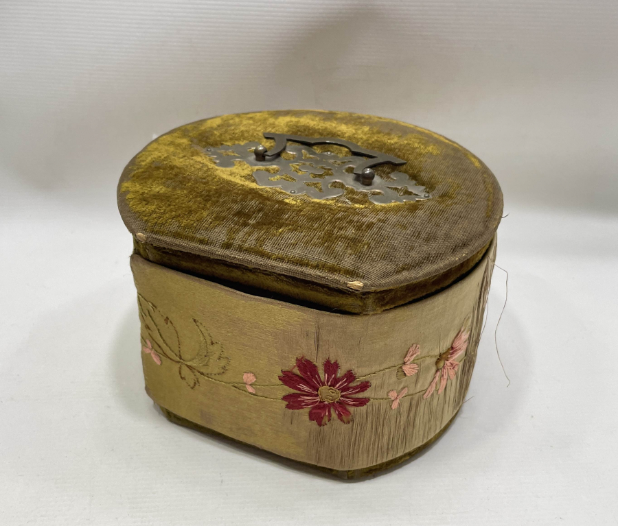 OSMANLI DÖNEMİ BÜYÜK BOY İPEK İŞLEMELİ MÜCEVHER KUTUSU