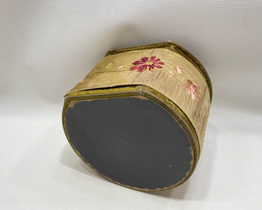 OSMANLI DÖNEMİ BÜYÜK BOY İPEK İŞLEMELİ MÜCEVHER KUTUSU