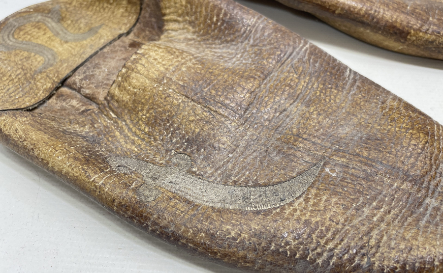 OSMANLI DÖNEMİ DERİ ÜZERİ SIRMA İŞÇİLİKLİ DAMAT TERLİĞİ