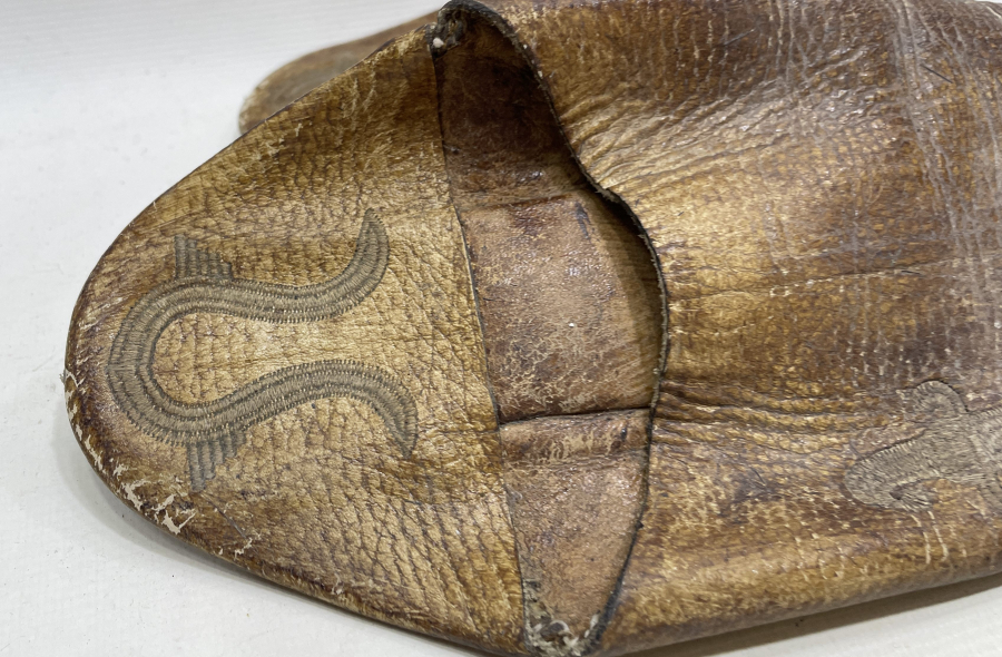 OSMANLI DÖNEMİ DERİ ÜZERİ SIRMA İŞÇİLİKLİ DAMAT TERLİĞİ