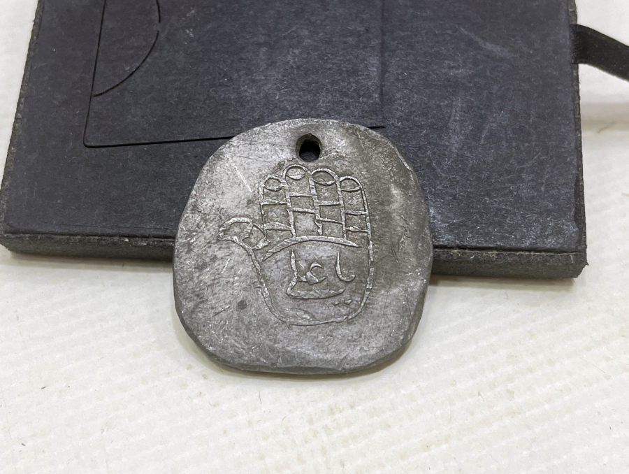 ÜZERİNDE OSMANLICA YA ALİ YAZILI KURŞUNA KARŞI YAPILMIŞ TILSIM KOLYE