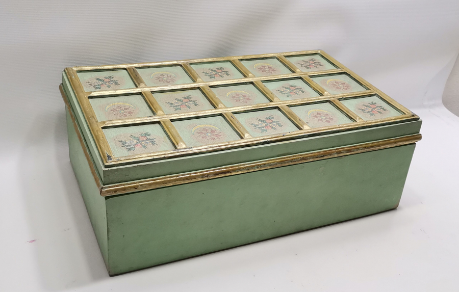 ÜZERİ AY YILDIZLI BÜYÜK BOY EL BOYAMA AHŞAP KUTU