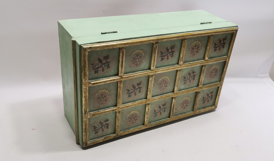 ÜZERİ AY YILDIZLI BÜYÜK BOY EL BOYAMA AHŞAP KUTU