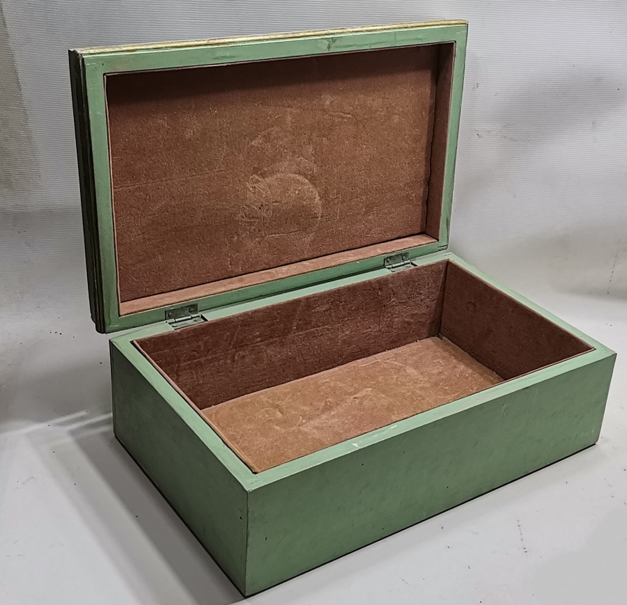 ÜZERİ AY YILDIZLI BÜYÜK BOY EL BOYAMA AHŞAP KUTU