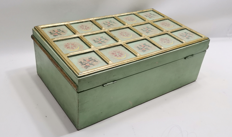 ÜZERİ AY YILDIZLI BÜYÜK BOY EL BOYAMA AHŞAP KUTU